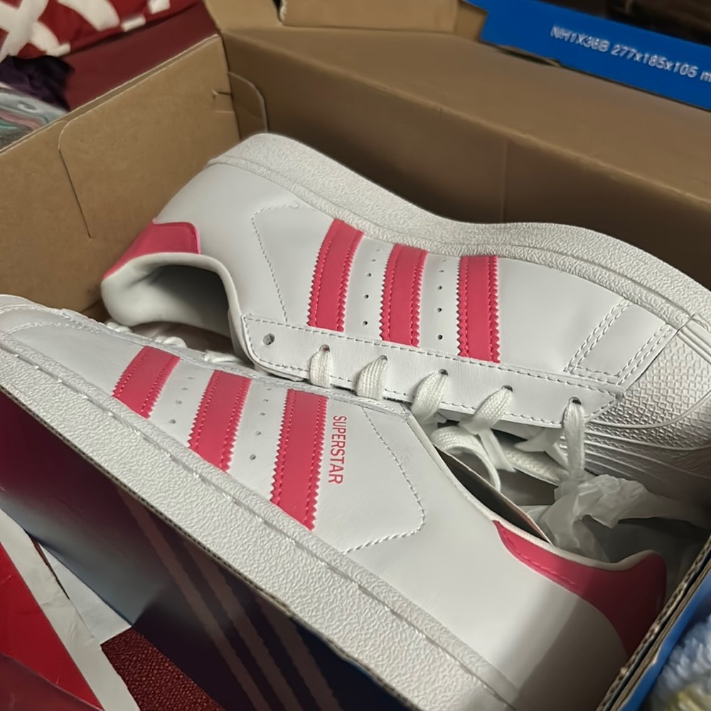 Adidas Women’s size 8 (boys size 6), Brand new!!! Perfect condition..